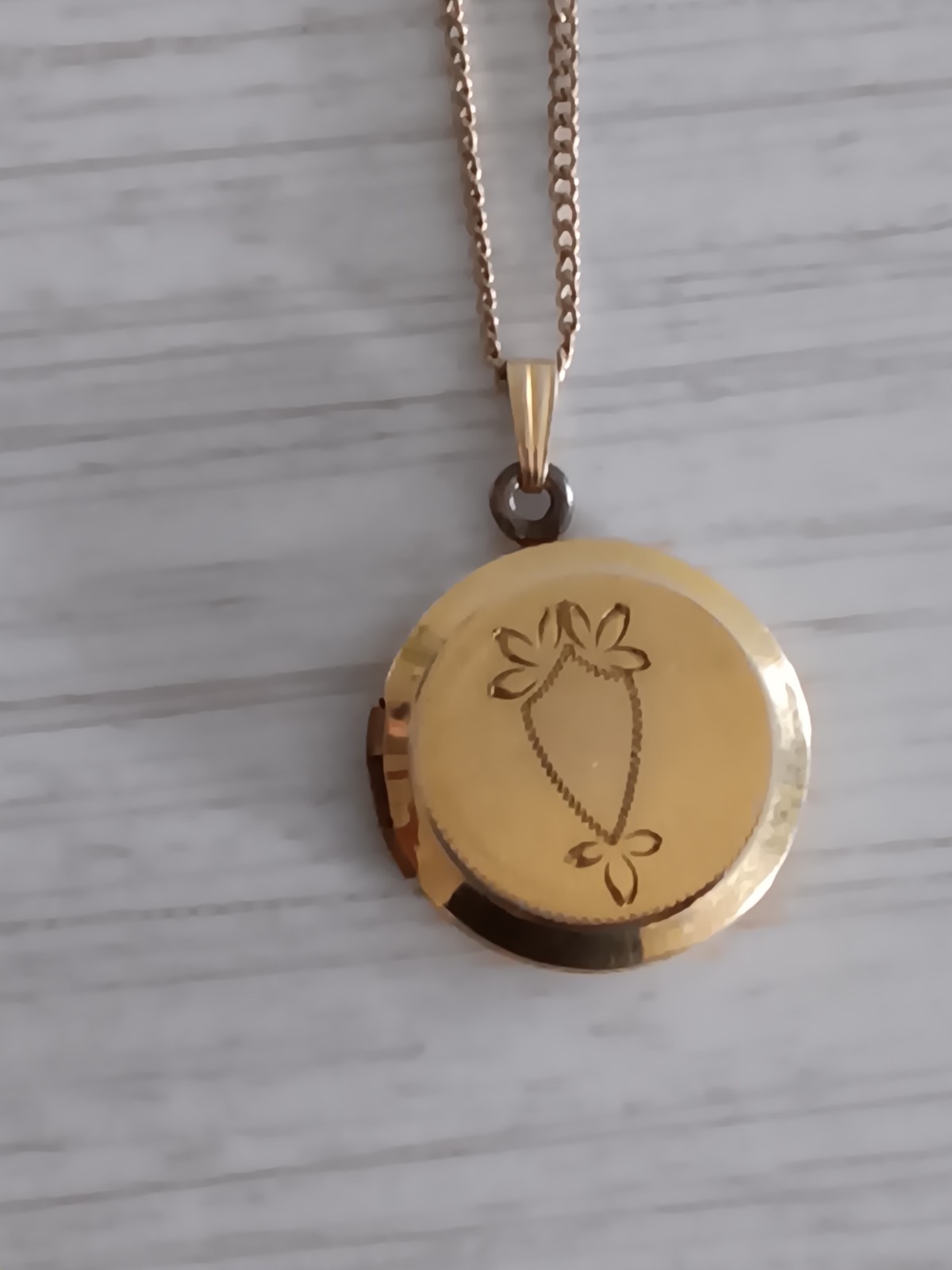 A&Z 1/20th 12k GF Gold Filled Round Locket Necklace Etched Shield Design 18″