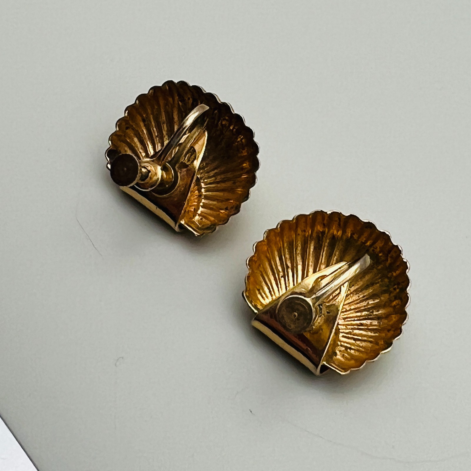 Shell Earrings Gold Tone Ribbed Fan Screw Back Vintage Classic Style