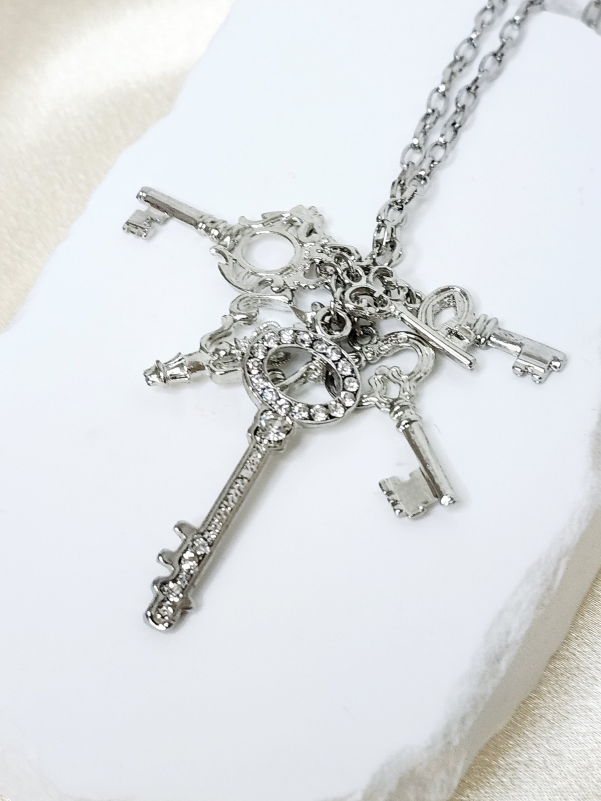 Vintage Silver Tone Multi Key Charm Chain Necklace – 24″