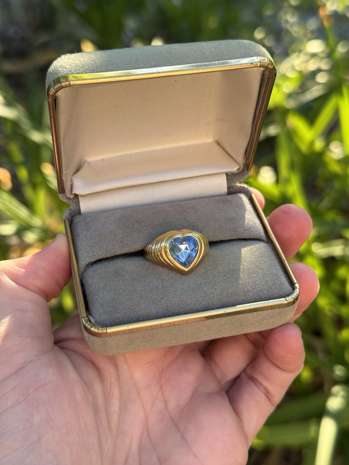 VINTAGE Avon Bold Sparkle Blue Bezel Heart Ring RARE Size 7