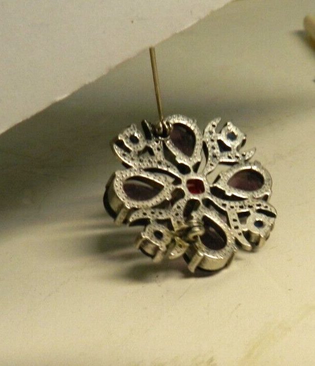 TJ-B4 — GLASS RHINESTONE BROOCH IN AMETHYST SAPPHIRE RUBY CUT GLASS, SILVERTONE
