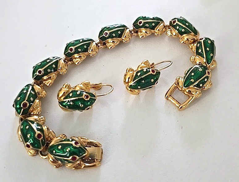 Vintage Trifari Designer Signed Ruby Green Enamel Frog Bracelet & Earrings