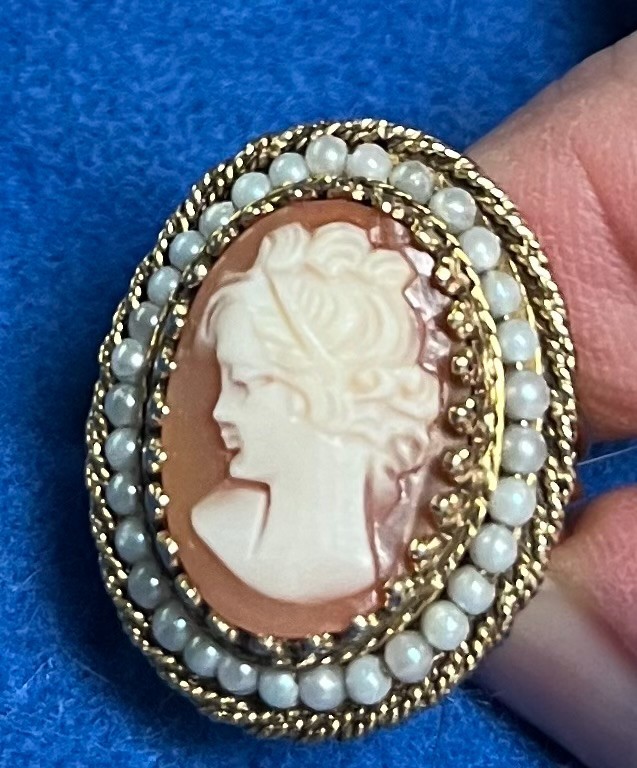 Vintage Mid Century Shell Cameo Ring Seed Pearl Halo 14 kt Gold Size 6