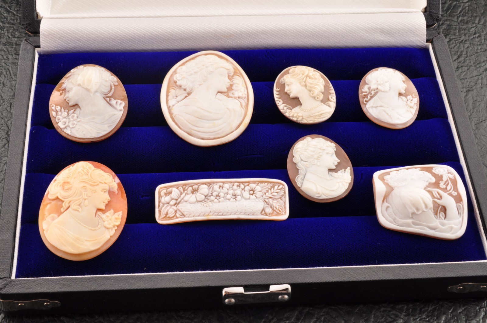 8items , vintage shell cameo White and brown color (Total 322.0ct) with case.