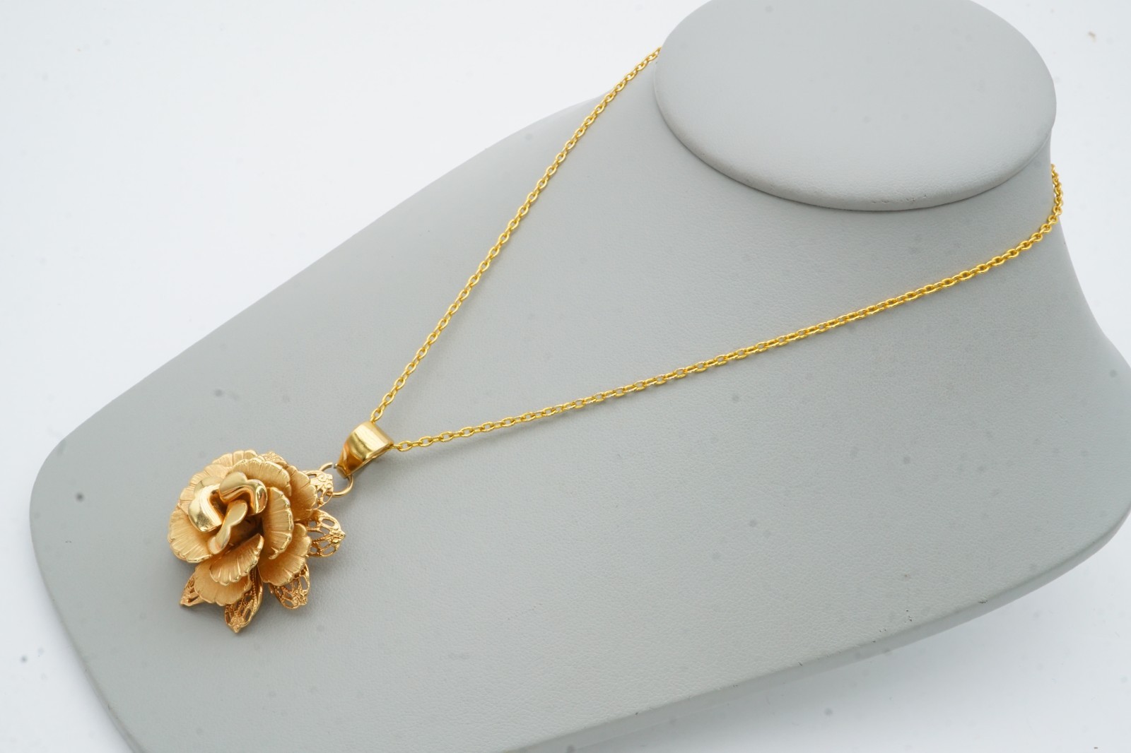 Vintage Giovanni Necklace Gold Tone Rose Flower 15″