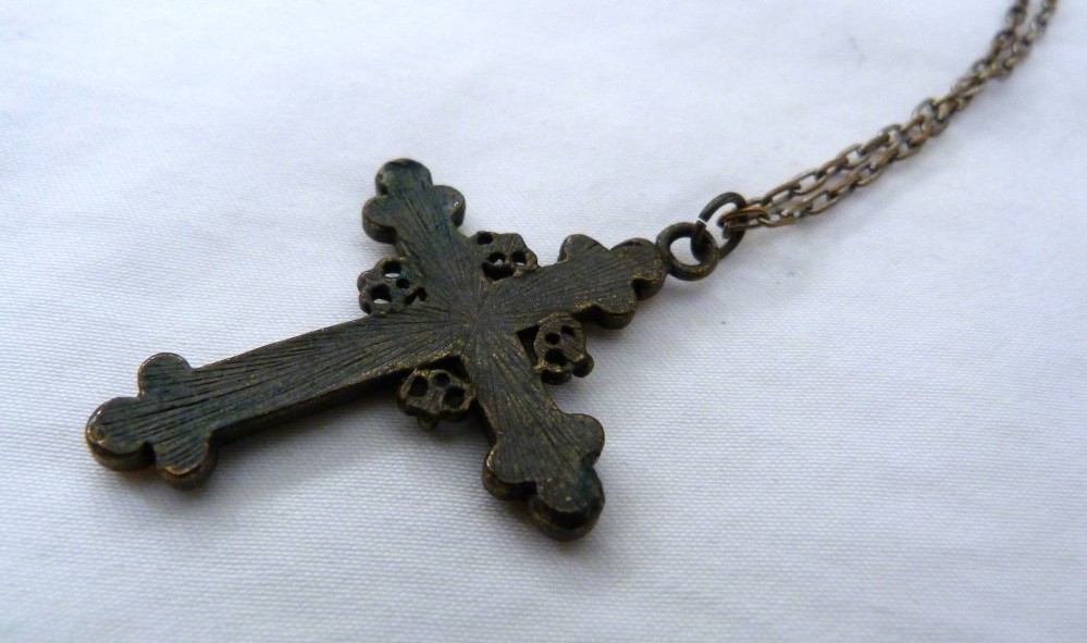 VINTAGE TINY WHITE BROWN STONES AMBER RHINESTONES CROSS PENDANT CHAIN NECKLACE