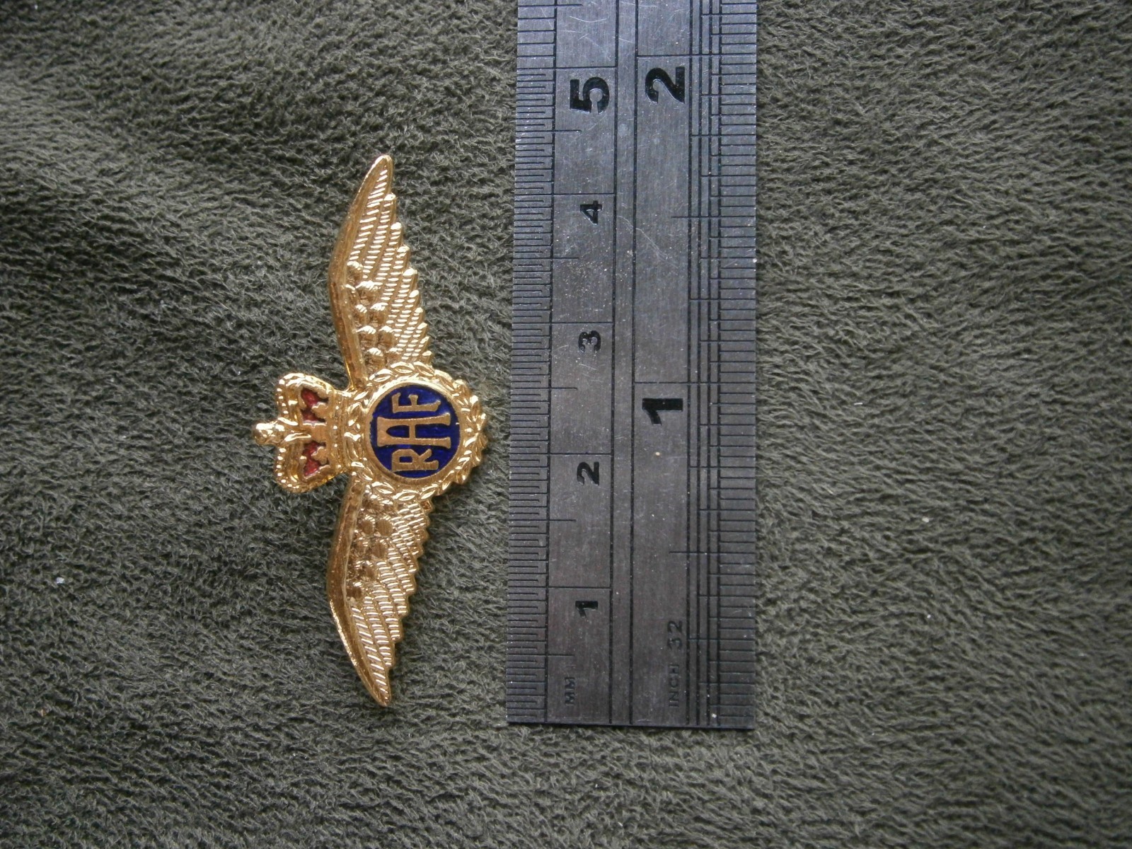 Royal Air Force RAF Vintage Goldtone & Enamel Pin Badge Brooch 3.3g