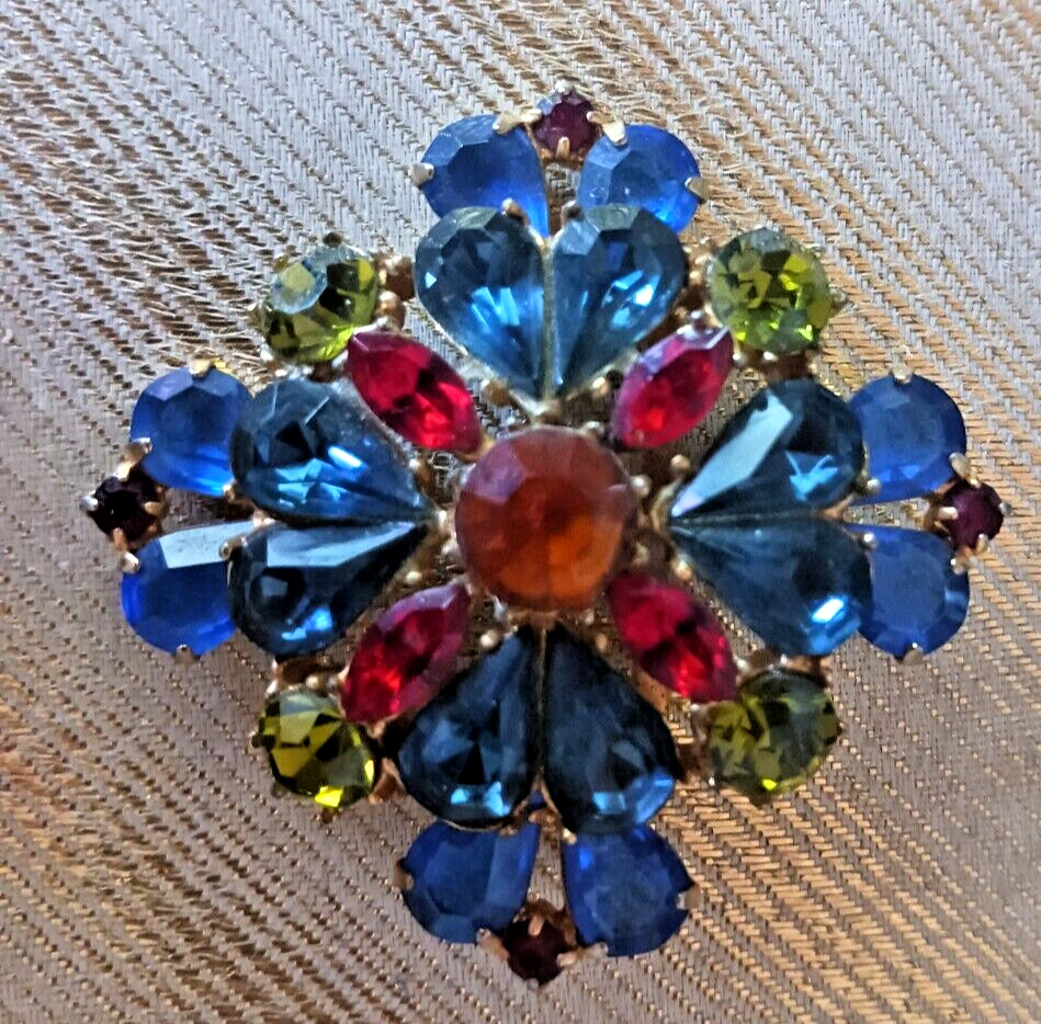 2 1/4 X 2 1/4″ VINTAGE EDLEE MALTESE MULTI COLOR RHINESTONES CROSS SHAPED BROOCH