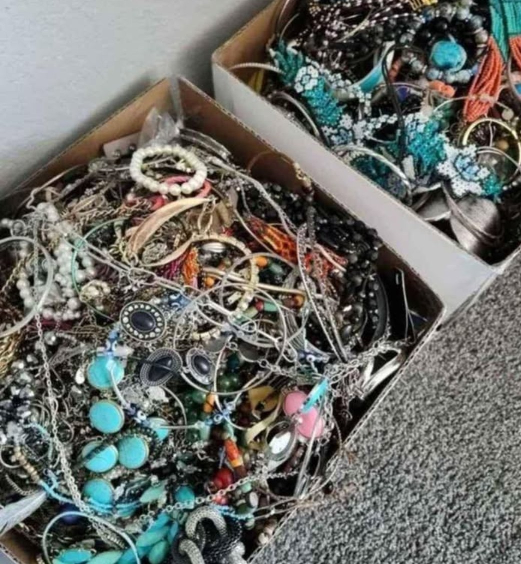 3 Pounds Jewelry Costume Vintage Mix LBS necklaces bracelets pins rings etc lbs
