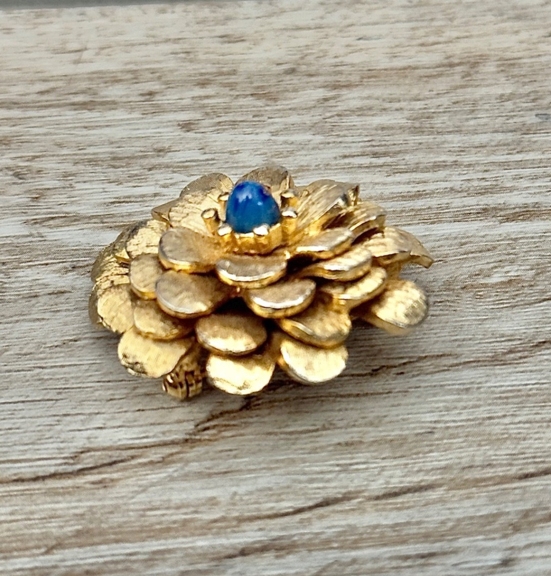 Vintage Hattie Carnegie Signed Gold Tone 3D Flower Brooch Pin Possibly Lapis Cab