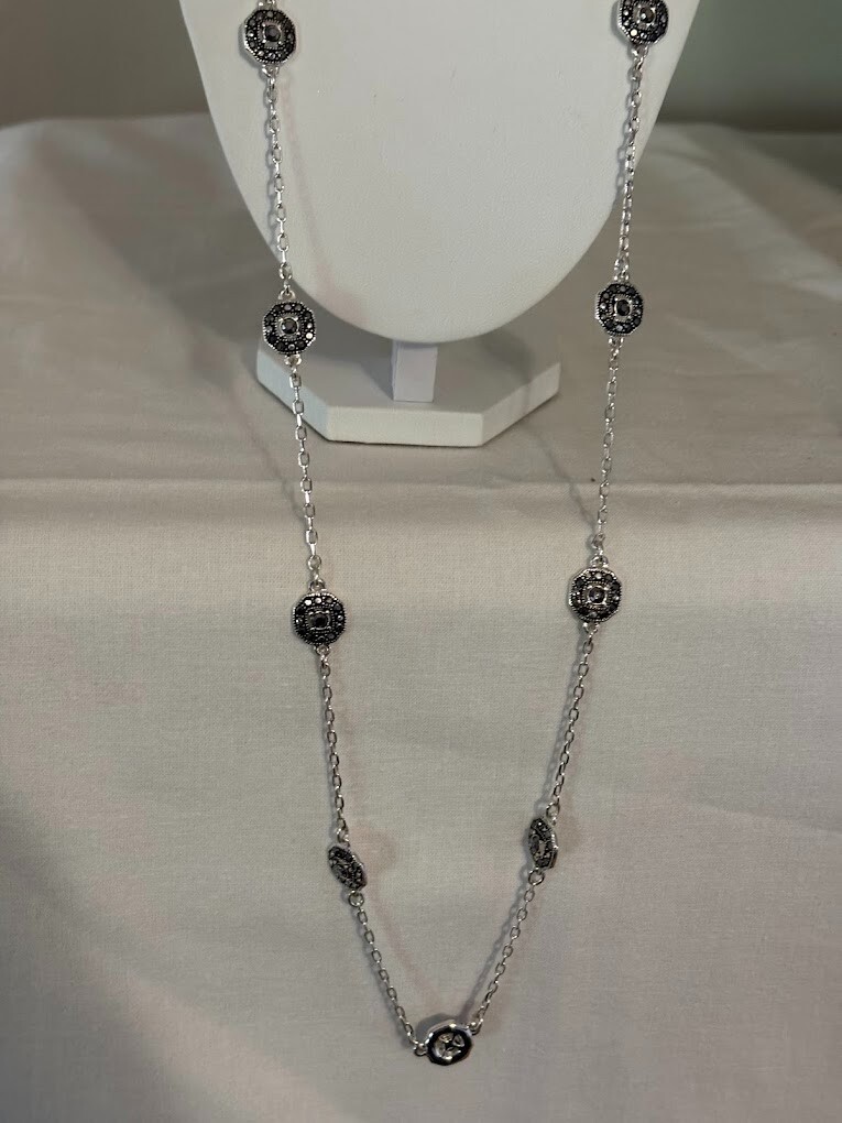 Beautiful Trifari Silver Tone Necklace (34″) for any occasion