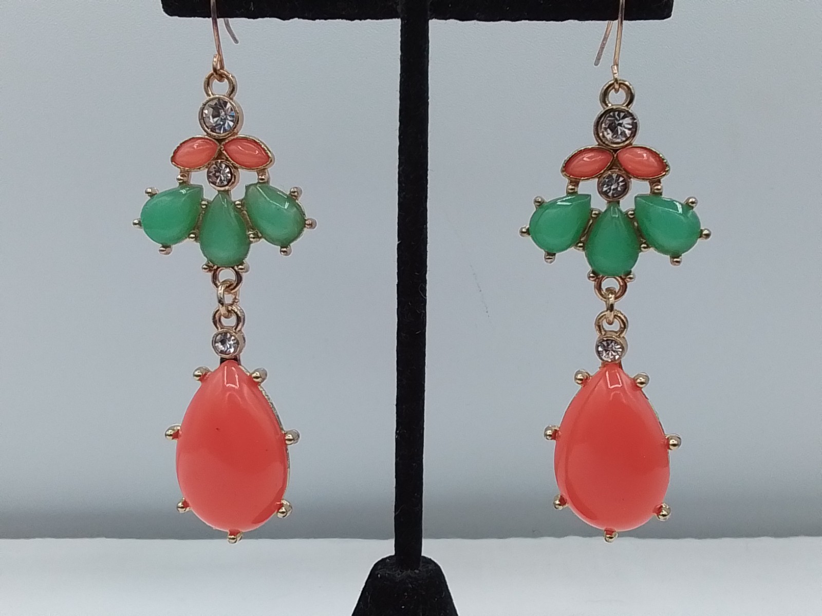 2.5″ DANGLE DROP FAUX JADE FAUX ORANGE CORAL RETRP HIPPY PIERCED EARRINGS VTG