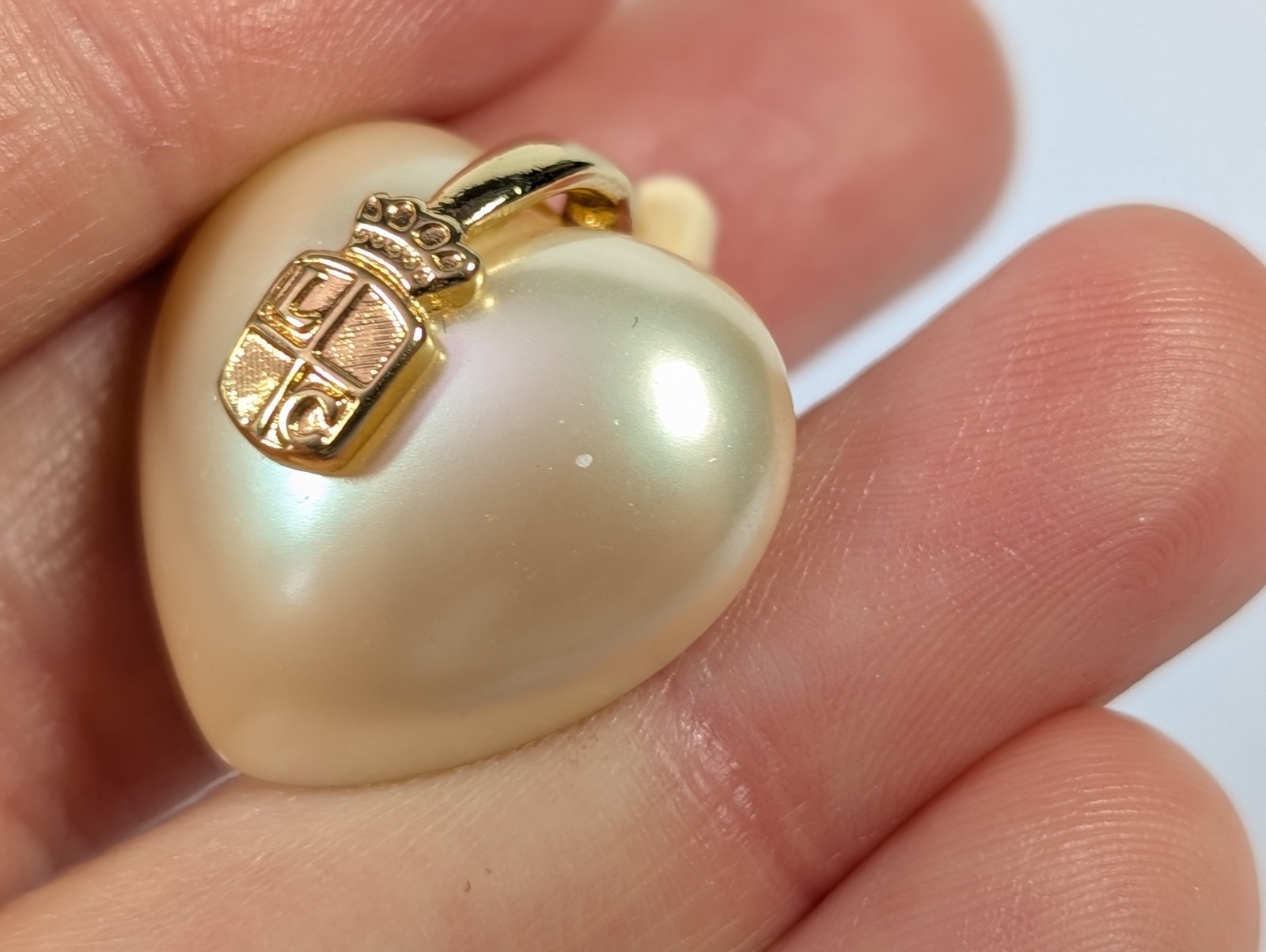 Vtg LC Liz Claiborne Shield Crest Puffy Heart Earrings Clip-On Gold Tone Pearl