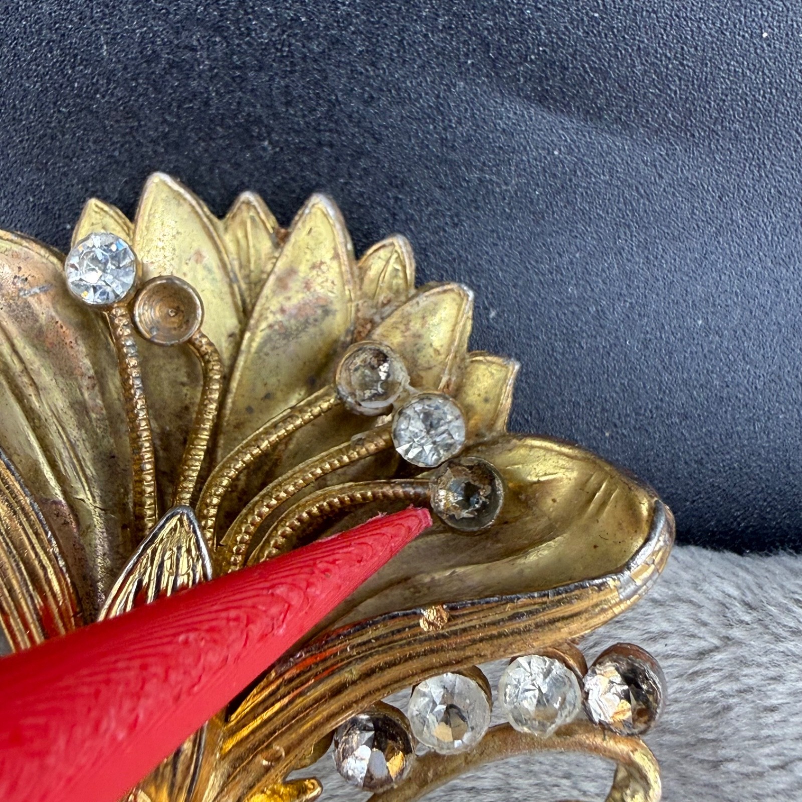 Vintage Pot Metal Rhinestone Brooch Gold Tone Flower READ
