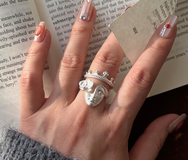 Vintage open-style ring with a silver-tone crown motif
