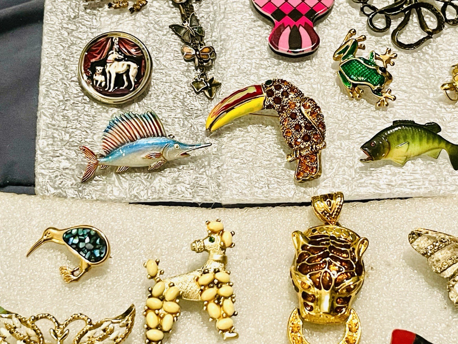 Huge Lot Different Vintage Animals Bugs Pins Necklaces Bracelet Lot