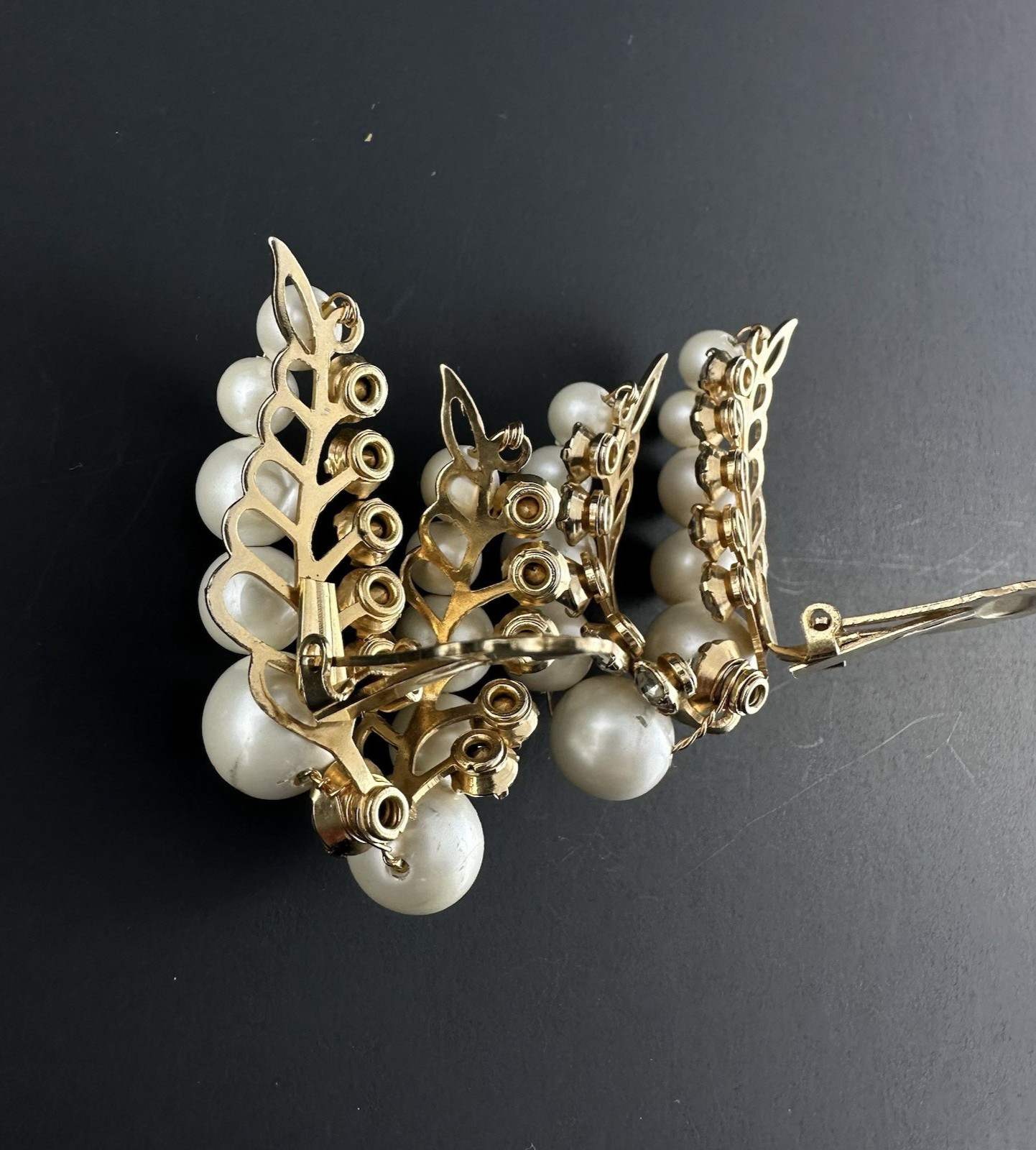 VTG Faux Pearl/Rhinestone Cluster Clip-On Earrings Gold Tone Statement 2″ Hi