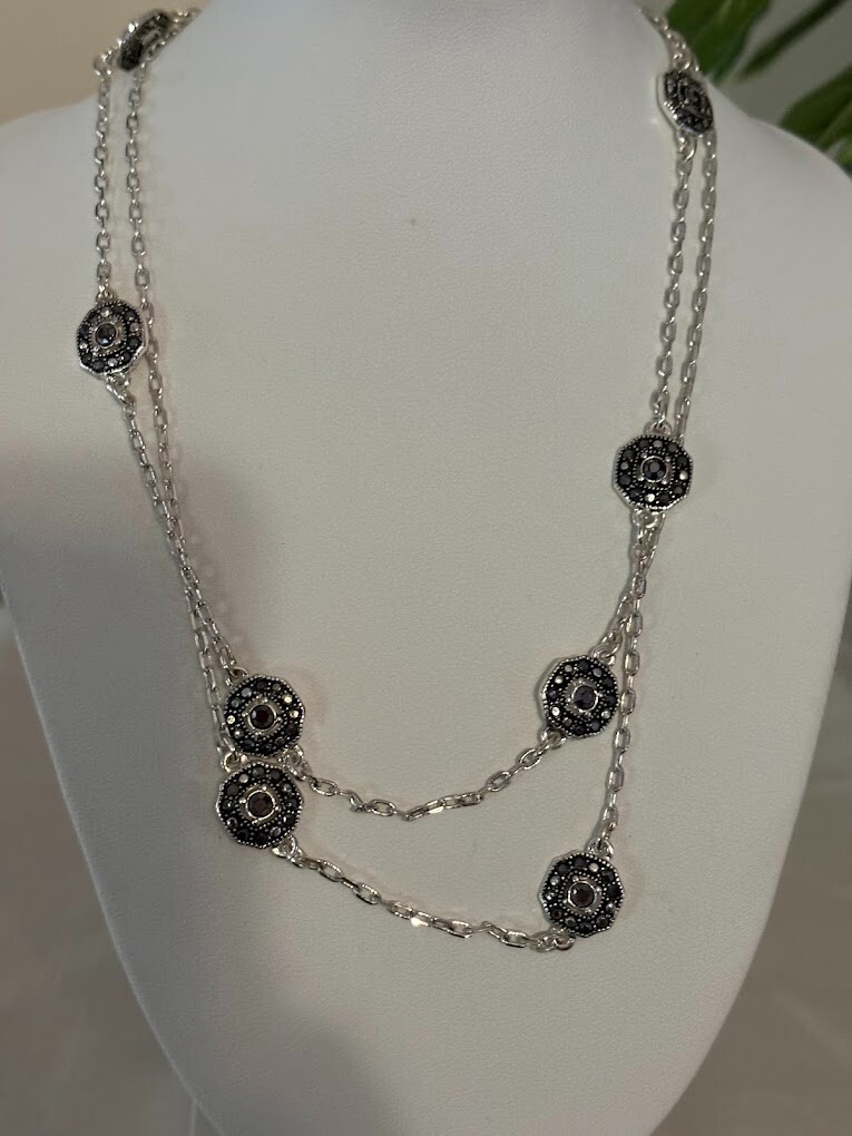 Beautiful Trifari Silver Tone Necklace (34″) for any occasion