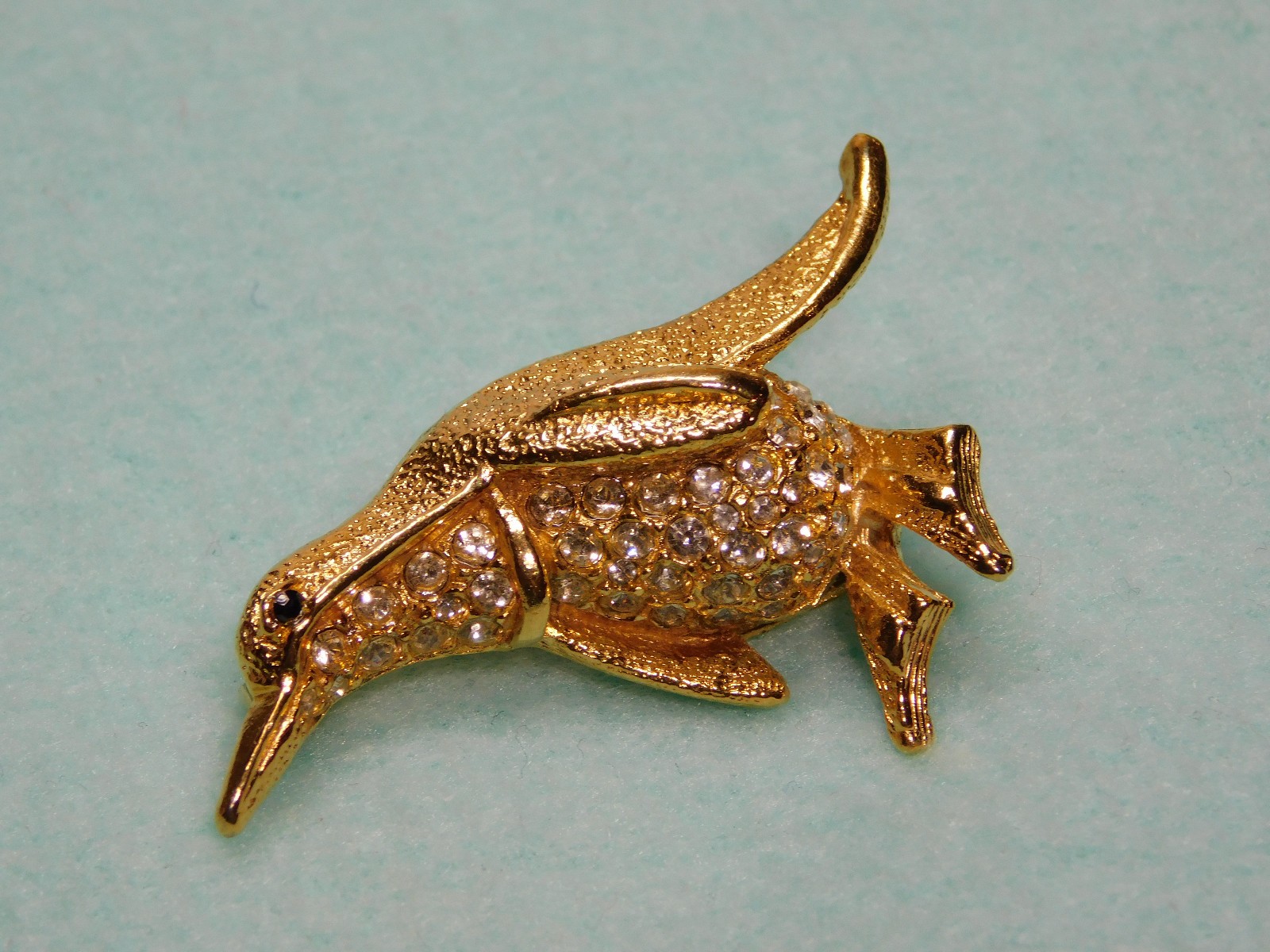 Very Nice Gold Tone 1.75″ W/Faux Diamonds Penguin Brooch in Very Good Condition