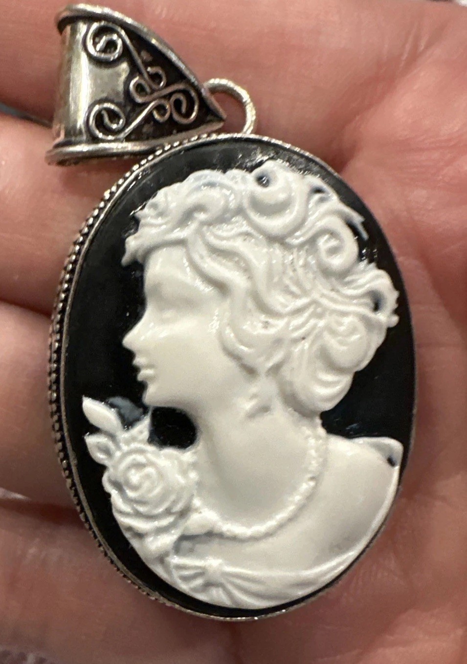 VTG Resin Sterling Left Facing Black & White Cameo Pendant Costume Jewelry