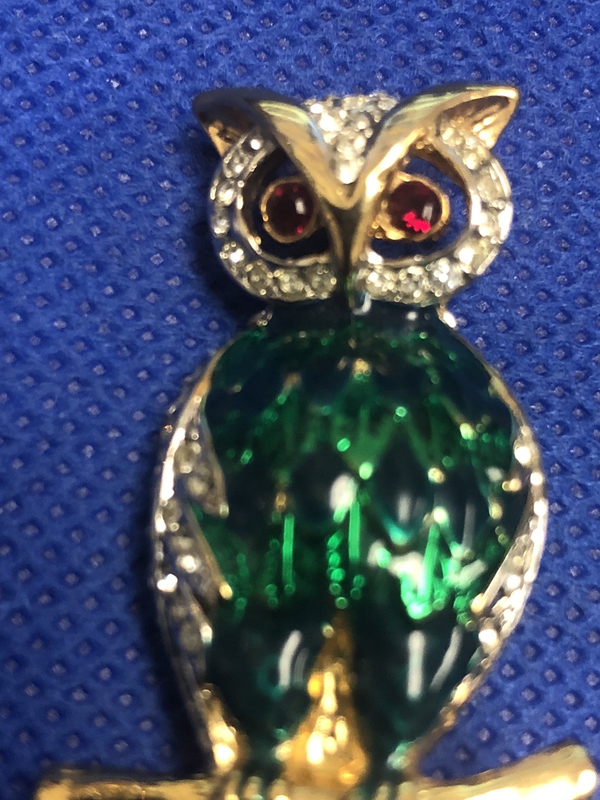 VTG GOLD TONE CLEAR RHINESTONES GREEN TWO TONES ENAMEL RED EYES OWL BROOCH PIN