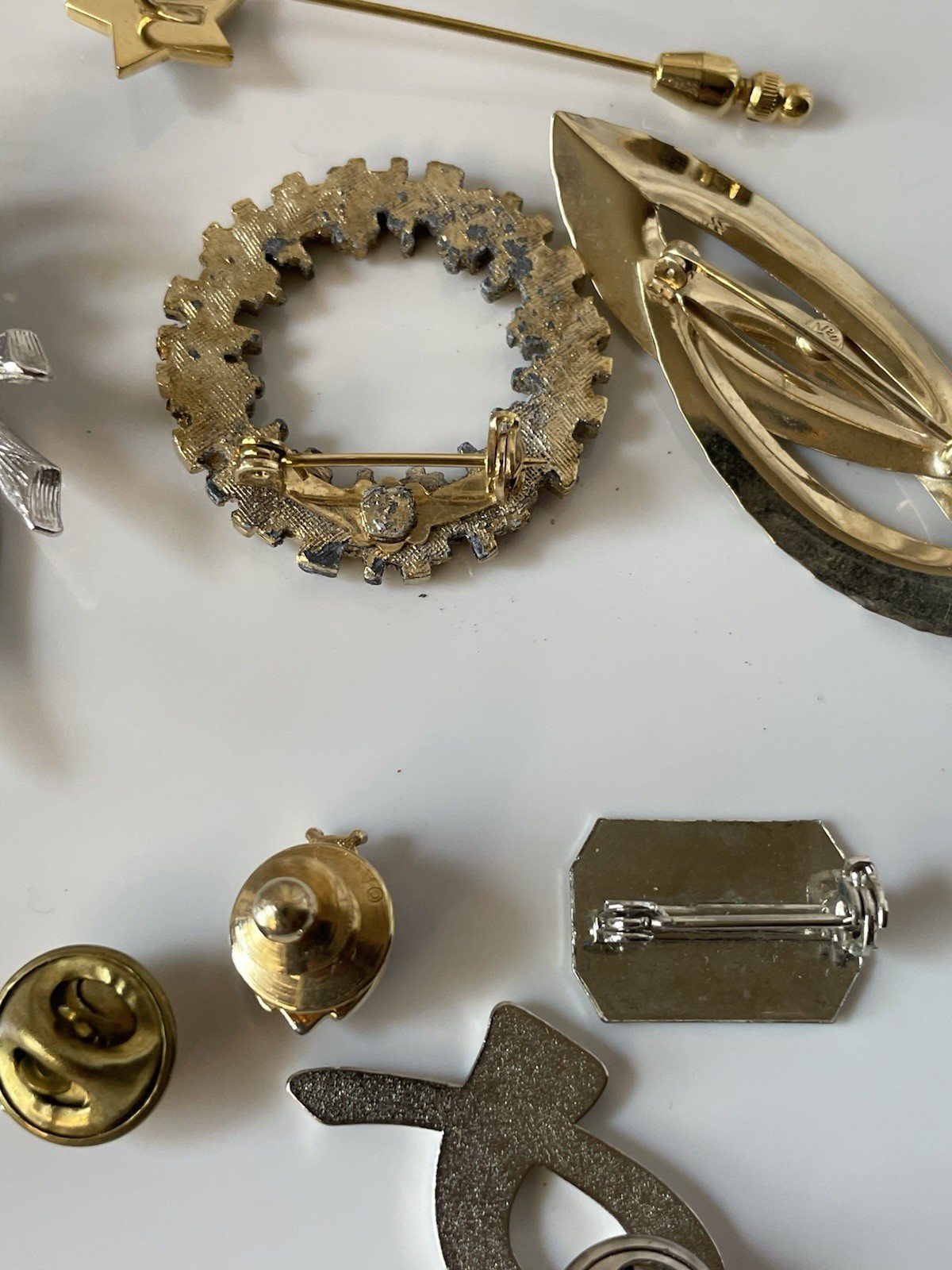 Lots Of Brooches/ Pins See Pictures Details/ Wear