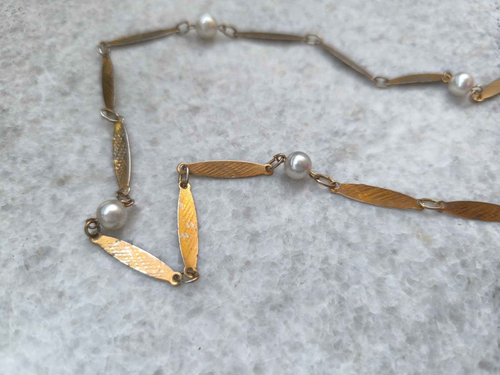 Lovely vintage metal necklace with glass pearls