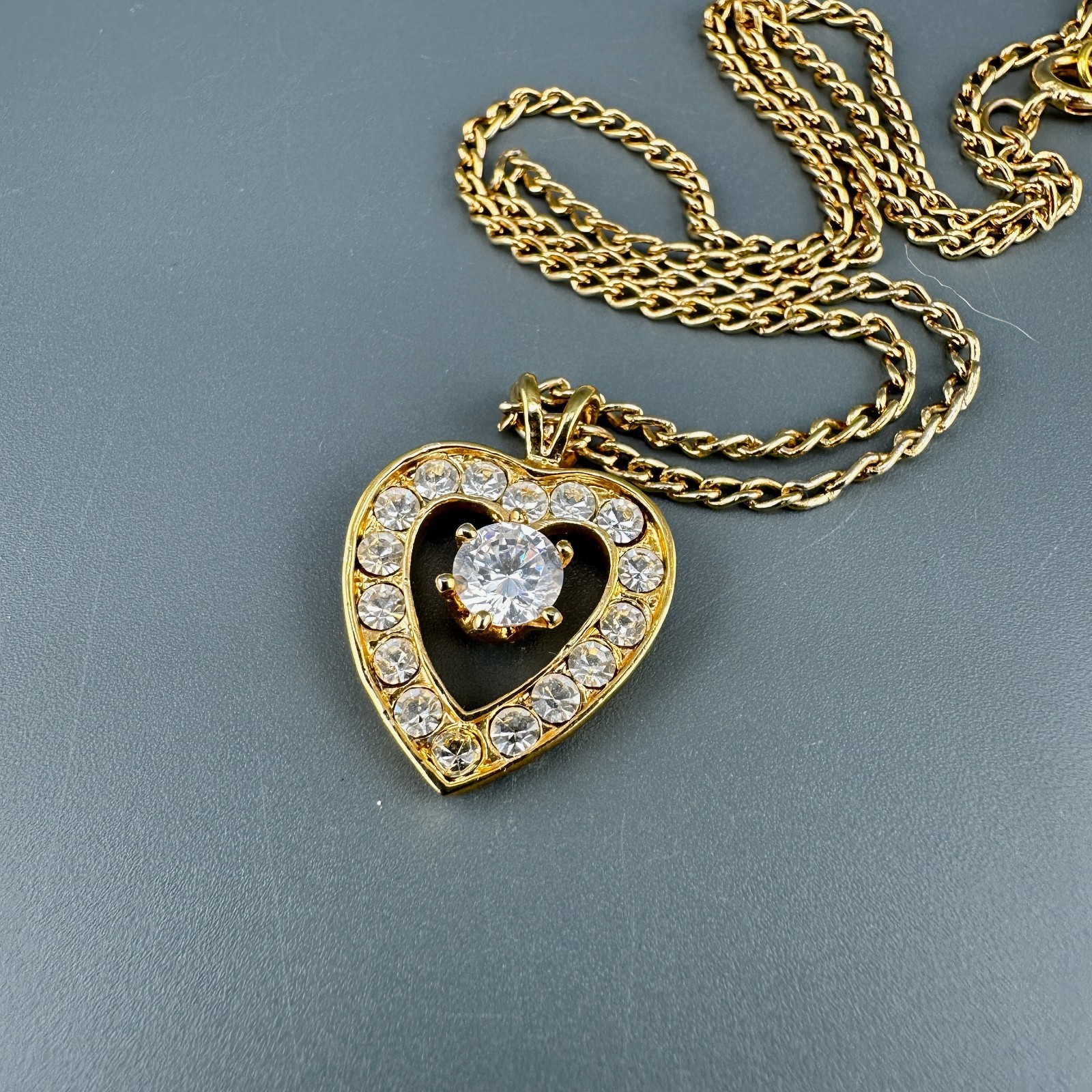 Vintage Rhinestone Heart Pendant Necklace Gold Tone Clear Crystals 16″ Chain