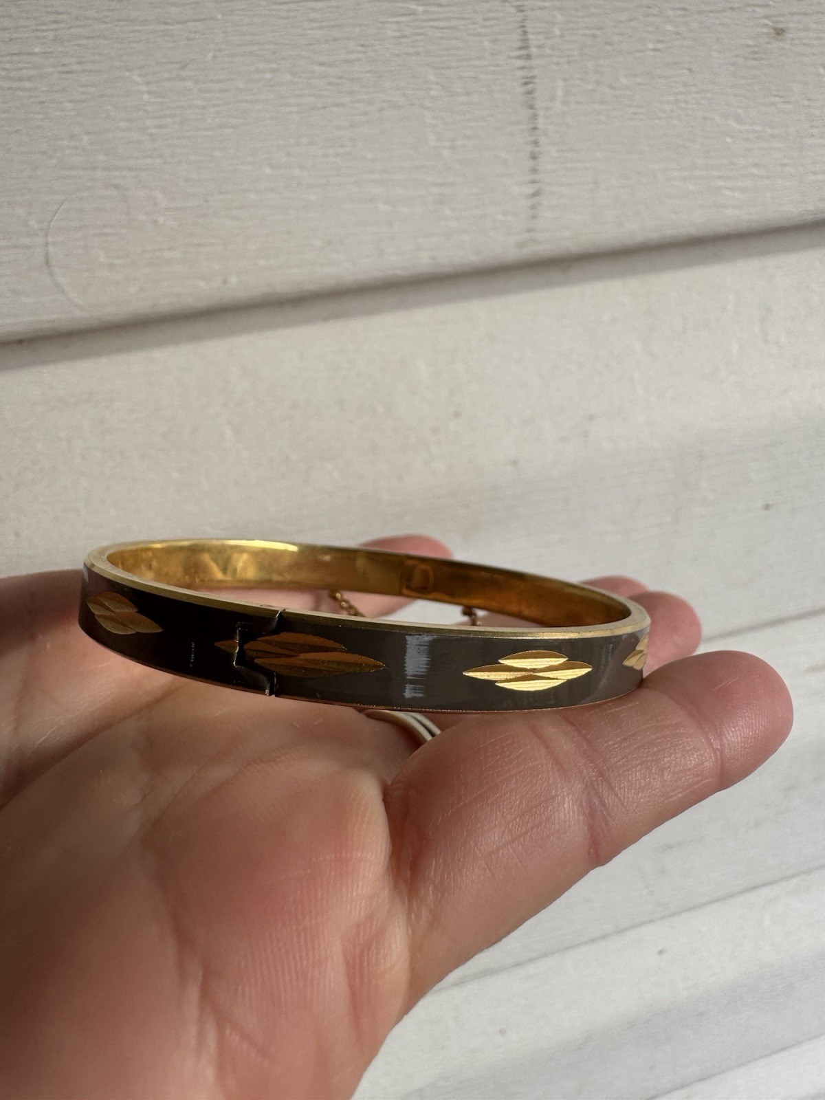 Vintage gold tone Dark Grey enamel etched hinged Chain bangle bracelet Hong Kong