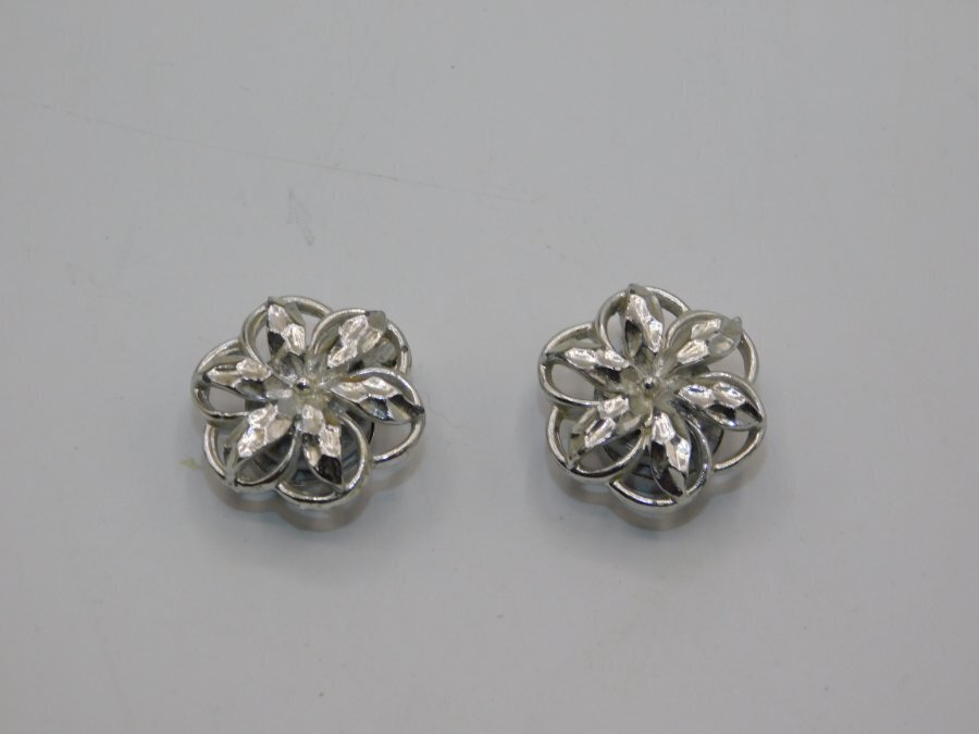 B678-VINTAGE CLIP/MAGNET EARRINGS~SILVER TONE~MAGI CLIP/CORO~1″