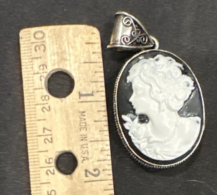 VTG Resin Sterling Left Facing Black & White Cameo Pendant Costume Jewelry