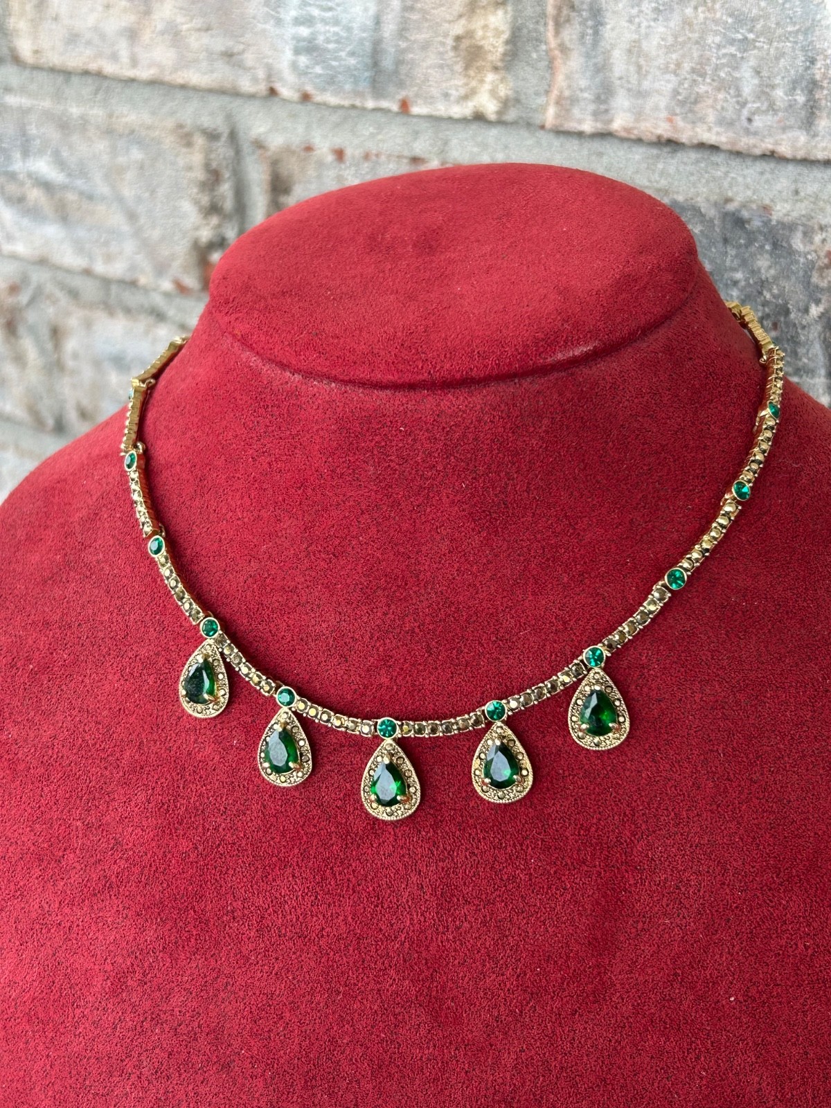 Vintage MONET Gold Tone Choker Necklace Tear drop Green Gemstone Emerald-Like