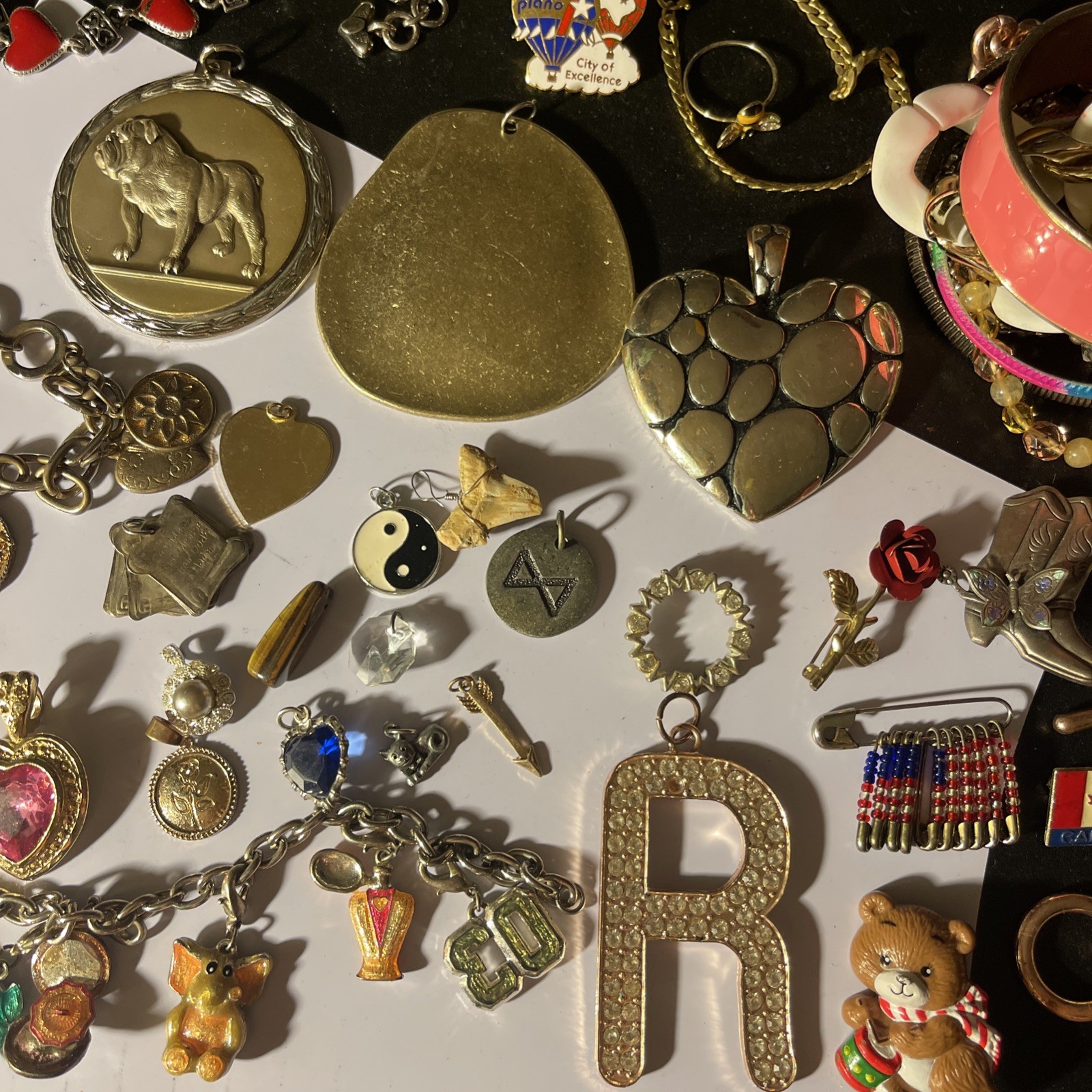 VINTAGE CHARM PENDANT LOT MIX MATERIAL ASSORTED SIZES PIECES Brooch Bracelet