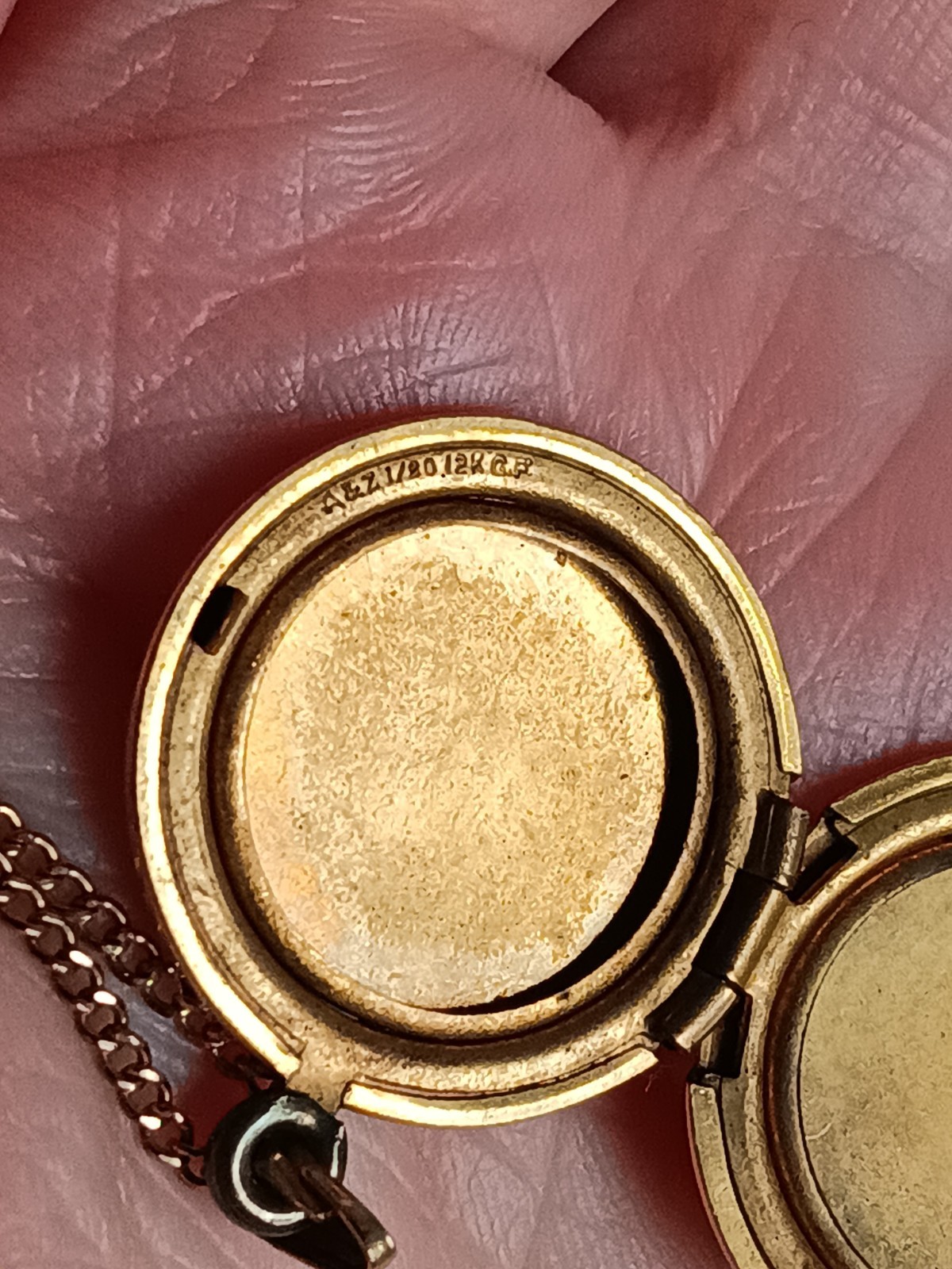 A&Z 1/20th 12k GF Gold Filled Round Locket Necklace Etched Shield Design 18″