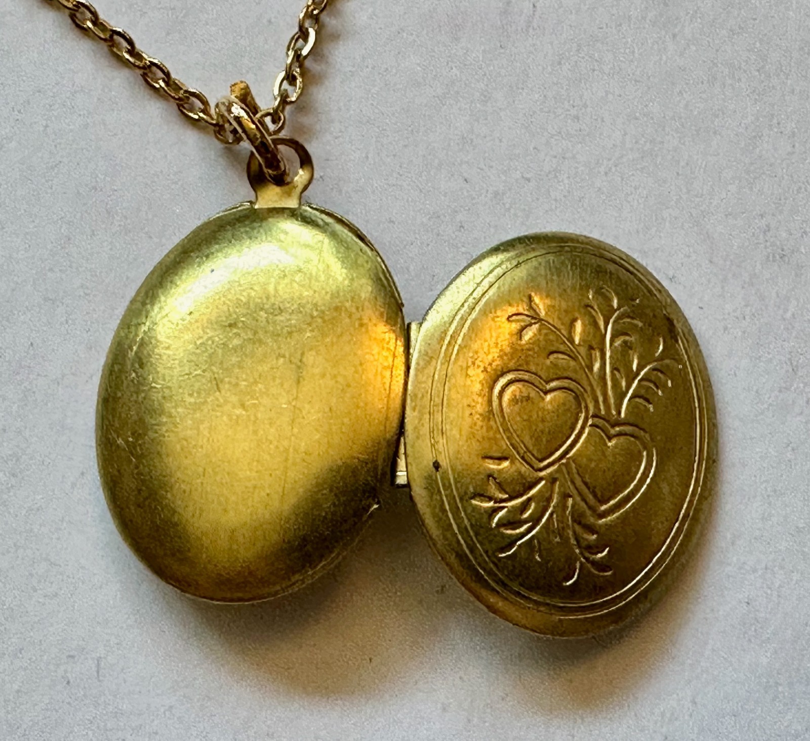 VINTAG LOCKET OVAL WITH TWO HEARTS BRASS CHARM PENDANT 1″ NECKLACE 20″ GP