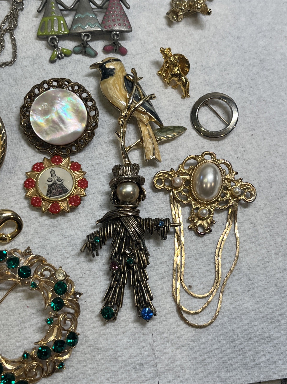 Vintage Brooch Pin Lot Gold Tone Silver Tone Mixed Materials 33 Pc Stones Ect