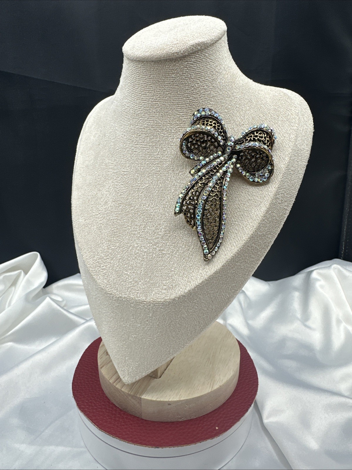 Antique Gold Filigree Bow Ribbon Brooch. See pics.