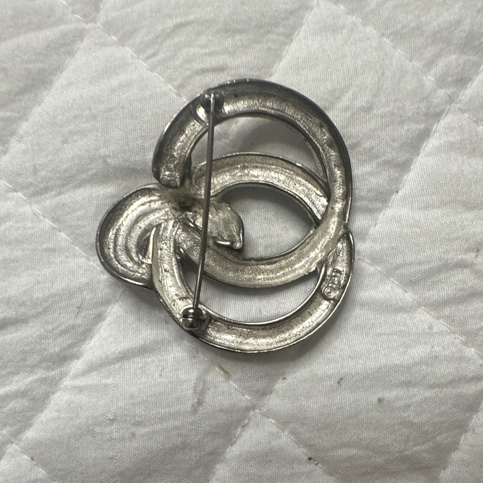 Vintage Silver Tone Knot Brooch Pin, Unisex Adults Fashion Jewelry