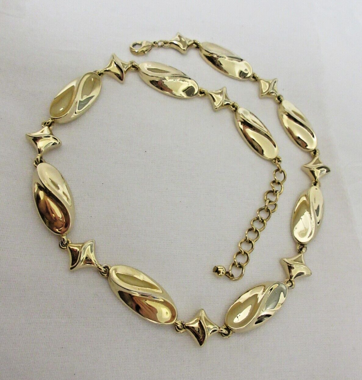 Vintage Gold Tone Patterned Oval Link Collar Necklace- No metal wear