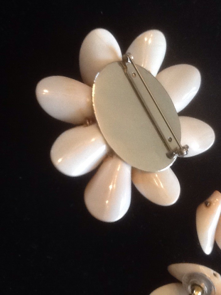 Pre-Owned Shell & MOP FLOWER PIN / Matching Earrings
