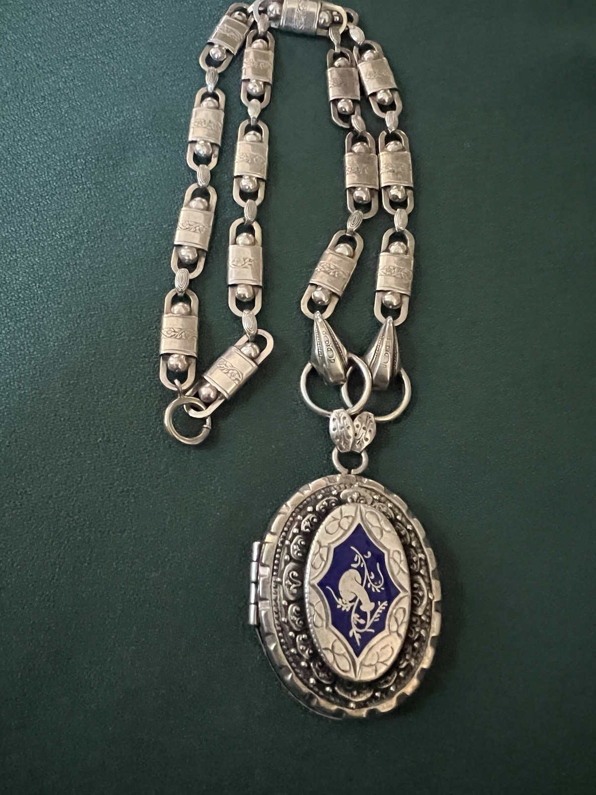 VICTORIAN REVIVAL GORGEOUS ENAMEL LOCKET SILVER TONE FANCY CUT ETCHED LINKS