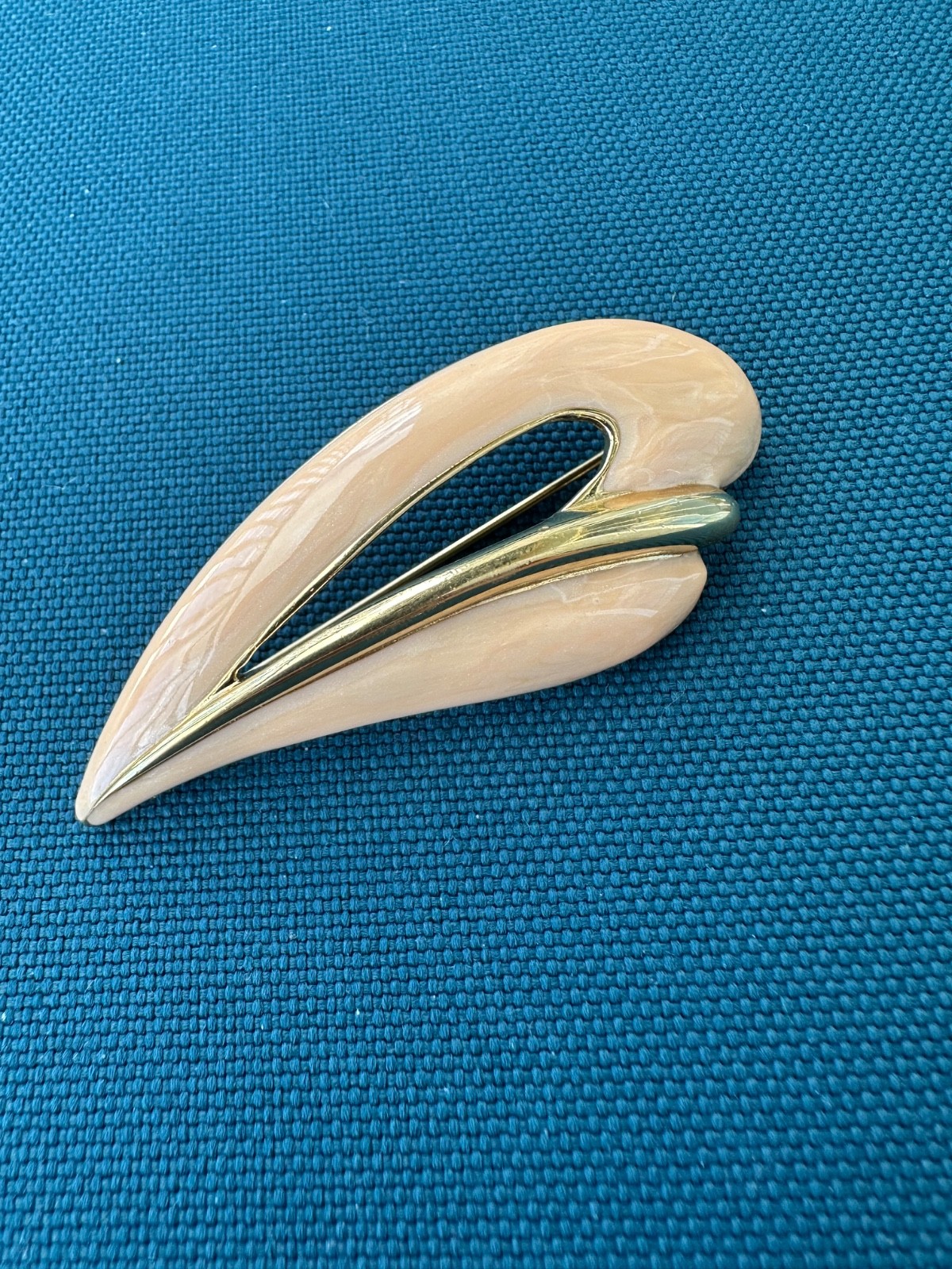 VINTAGE DECO MONET HEART BROOCH PIN PINK Enamel / gold-tone Alloy