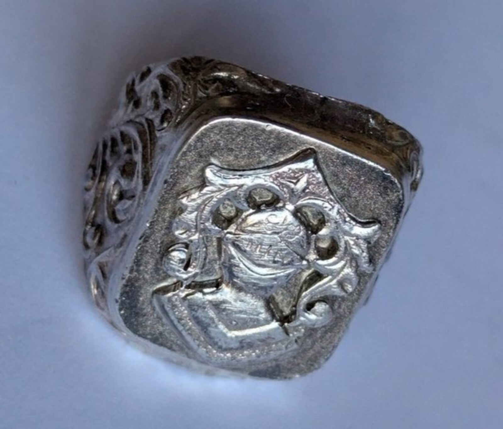Vintage men’s signet ring sterling silver 925 Size 9.5 Weight 8.94 g. Knight.