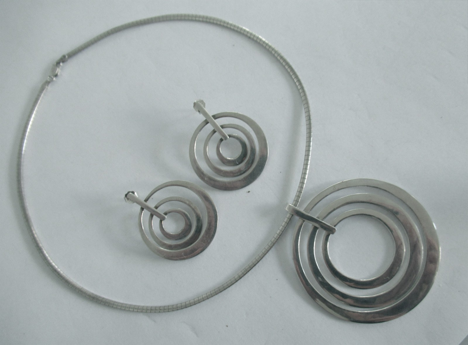 SET: MODERNIST STERLING PENDANT NECKLACE & EARRINGS 2.5 IN PEND, 1 5/8″ EARRGS
