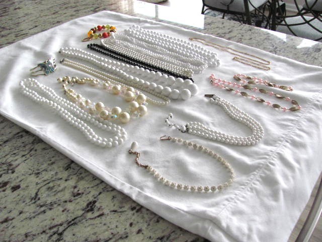 LOT OF 17 PIECES OF VINTAGE COSTUME JEWELRY NECKLACES & BRACELETS ALL WEARABLE