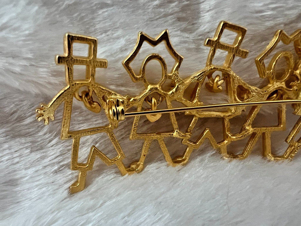 Pilgrim Brooch Gold Figural Thanksgiving Pin Dangle Heart Charms 3″ Vintage