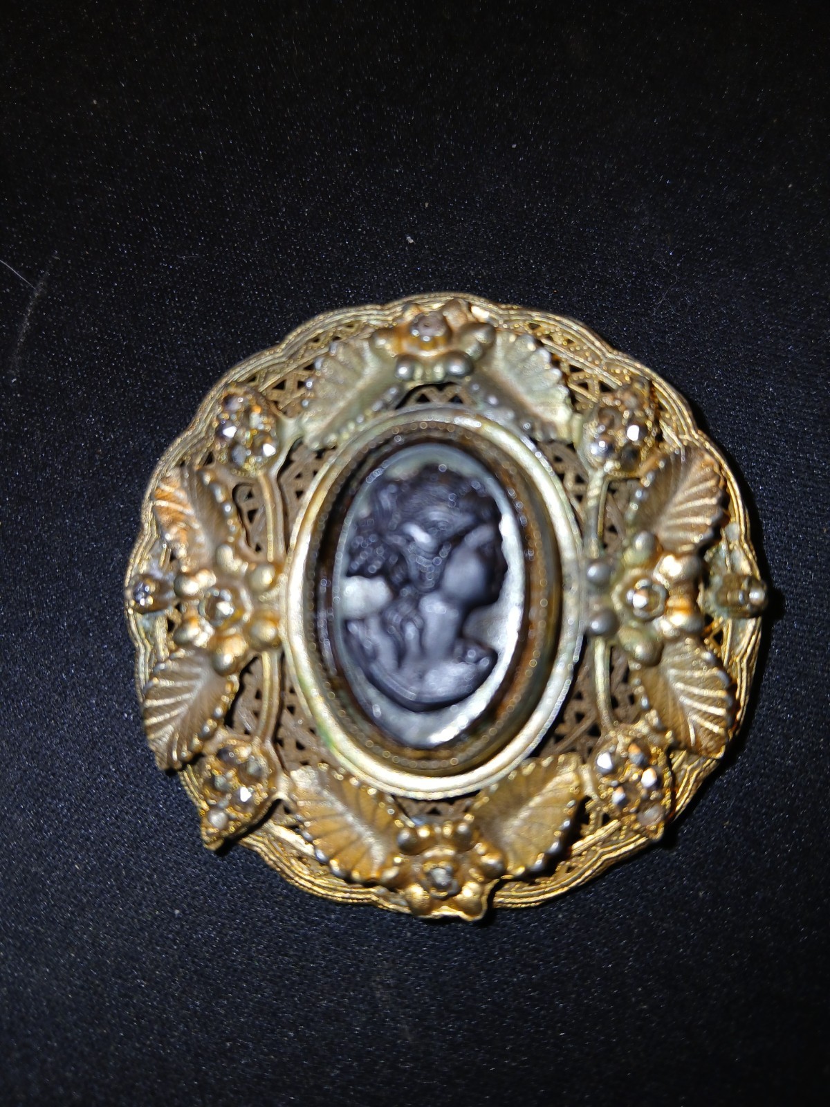 Antique Victorian Cameo Brooch Pin