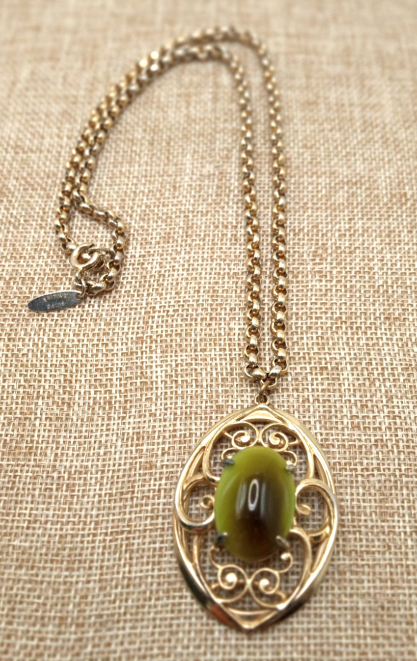Vtg Whiting and Davis Gold Tone Green Glass Pendant on 21 In Rolo Chain Necklace