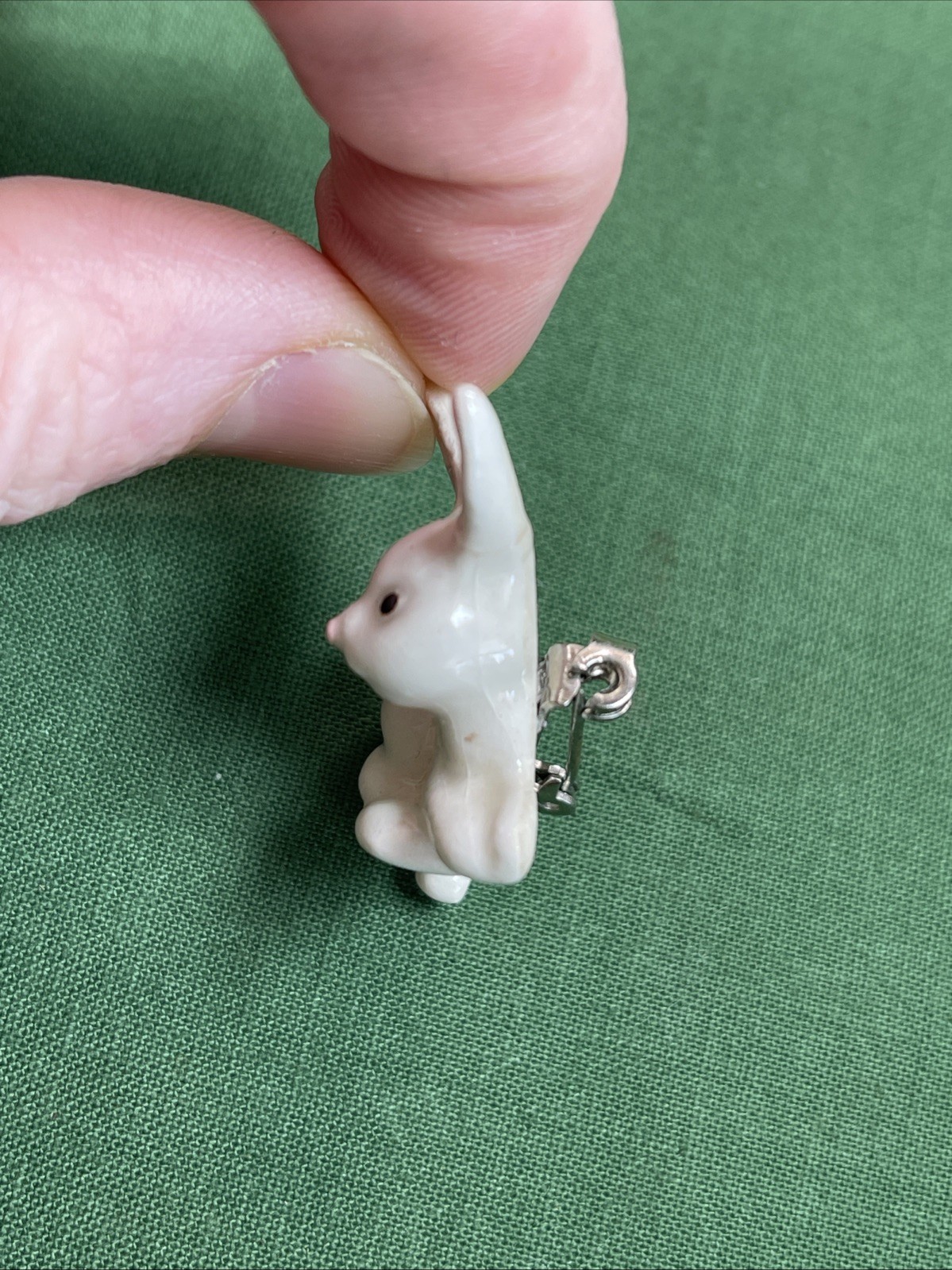 Beachstone Vintage Ceramic Bunny Rabbit Brooch White Unisex Adults *Repaired Ear