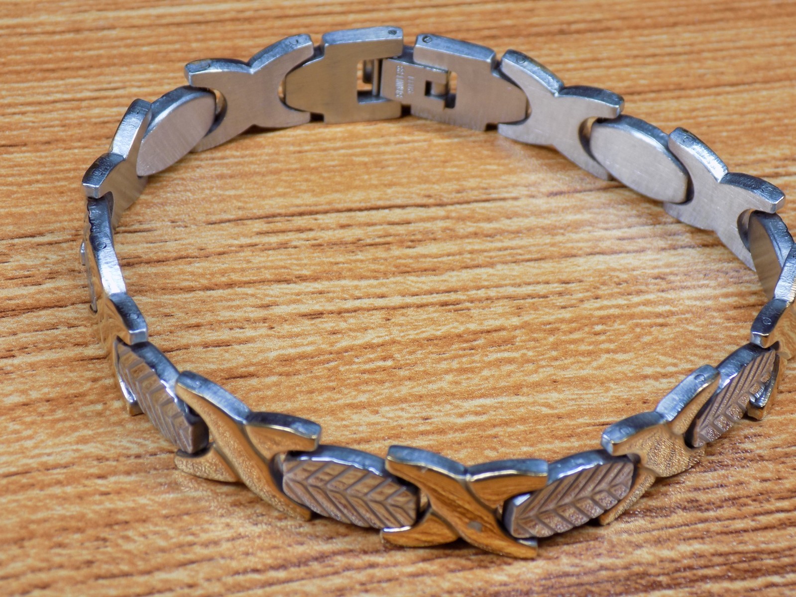 Vintage Stainless Steel Bracelet XO Leaves Unisex Two Tone Size 8″ L x 1/2″ W